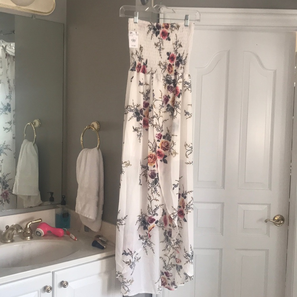 Adorable strapless high low dress w/ floral print